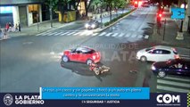 En rojo, sin casco y sin papeles: chocó a un auto en pleno centro y le secuestraron la moto