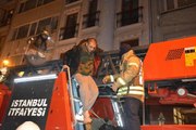 Şişli'de 6 katlı binada yangın paniği: Mahsur kalanları itfaiye, merdivenle kurtardı