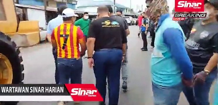 [LIVE] Operasi pembersihan Pasca Banjir di Padang Jawa, Klang, Selangor bersama Menteri Besar Selangor, Datuk Seri Amirudin Shari dan Pengarah Urusan KDEBWM, Ramli Mohd Tahir.