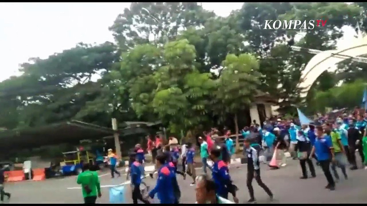 Detik-Detik Massa Buruh Geruduk dan Acak-Acak Ruangan Gubernur Banten