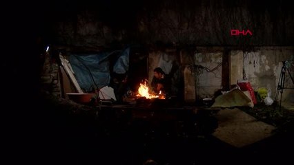 EŞİ VE 3 YAŞINDAKİ KIZIYLA MAĞARA GİBİ DEPODA YAŞIYOR