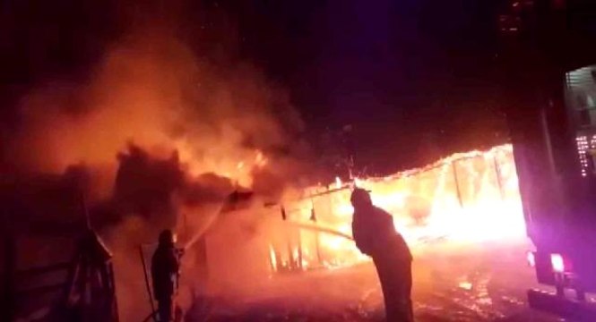 Çekmeköy'de hayvanların bulunduğu ahır alev alev yandı