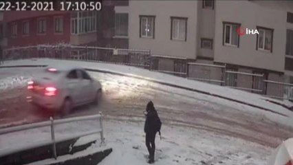 Karlı yolda frene bastı, kayarak sitenin bahçesine böyle düştü