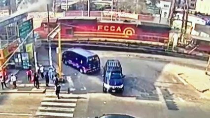 Un tren arrolla a un camión, que cruzó un paso a nivel sin respetar la preferencia en Perú