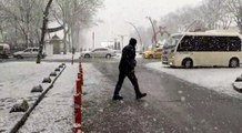 Taksim'e kar yağışı etkili olmaya başladı