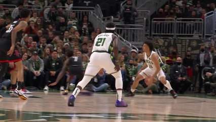 Video herunterladen: Nwora ridicules Brooks after ankle-breaker