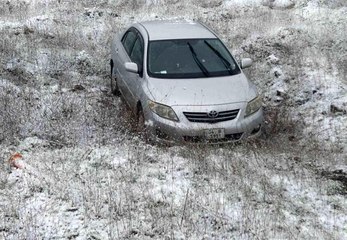 Kar yağışı nedeniyle araç şarampole yuvarlandı