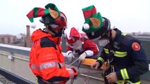 Sportlicher Santa - Weihnachtsmann besucht Kinder im Krankenhaus