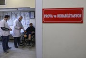 Gazze'de sağ bacağını kaybeden Filistinliye protez takıldı