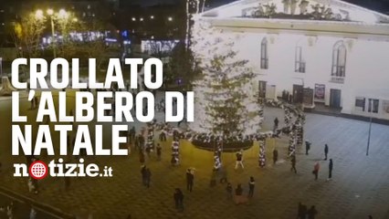Ucraina, l'albero di Natale alto 14 metri collassa in piazza: il video del momento del crollo