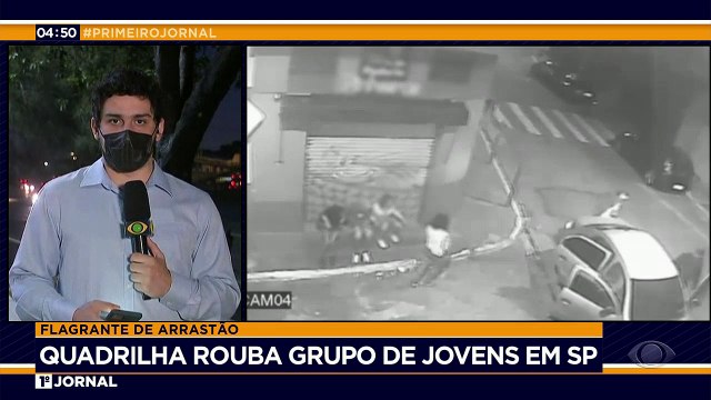Uma quadrilha fez um arrastão na zona norte de São Paulo. Quatro pessoas estavam conversando em frente a uma padaria quando foram surpreendidas pelos bandidos.