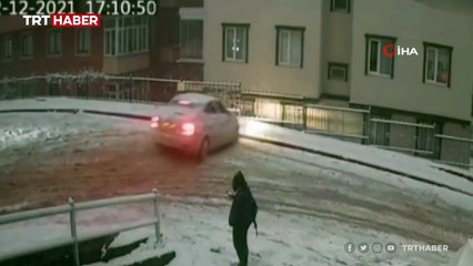Karlı yolda frene bastı, sitenin bahçesine düştü