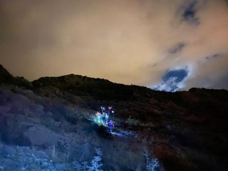 DAĞDA AYAĞI BURKULUNCA MAHSUR KALDI, EKİPLER KURTARDI