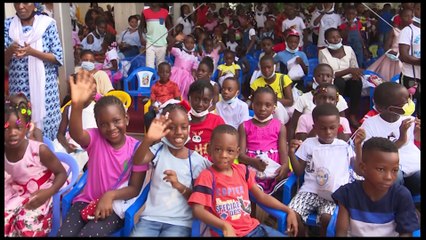 La Première Dame Dominique Ouattara offre un arbre de noël aux enfants