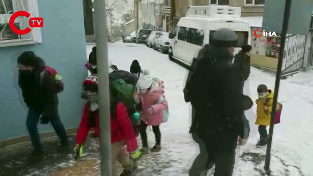 Buz pistine dönen yoldaki kazalar saniye saniye kaydedildi