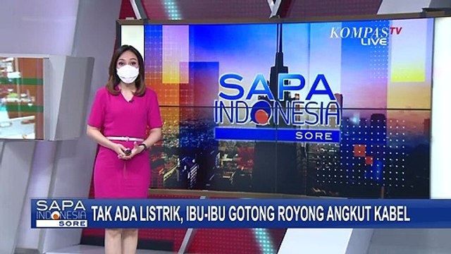 Tak Ada Listrik, Ibu-ibu di Desa Kolo-kolo Sumenep Gotong Royong Angkut Kabel