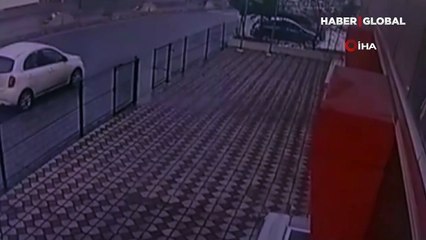 Arnavutköy'de faciadan dönülen kaza kamerada! Okulun bahçesine böyle girdi