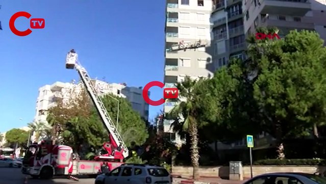 İskelenin makarası boşaldı; 2 boyacı 6'ncı katta mahsur kaldı