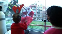 A Barcelone, le Père Noël descend en rappel de l'hôpital pour rendre visite aux enfants