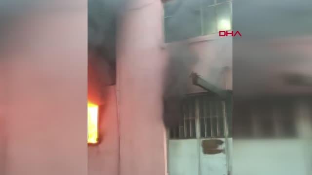 BAYRAMPAŞA'DA AYAKKABI İMALATHANESİNDE YANGIN-1