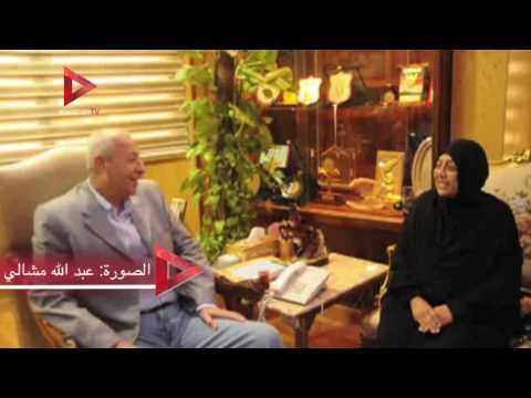 محافظ أسوان يسلم قلادة ووسام الكمال وشيك بـ 50 ألف جنيه للأم المثالية