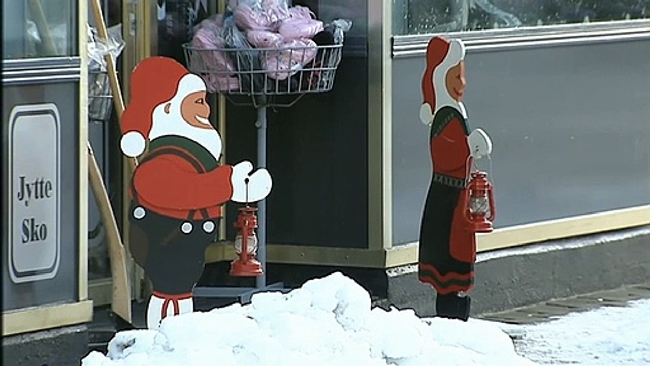 Præst hænger nisse | Jon Knudsen | Løkken | Hjørring | 06-12-2010 | TV2 NORD @ TV2 Danmark