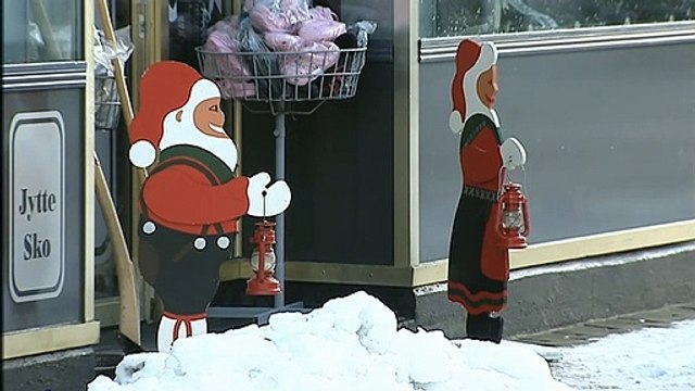 Præst hænger nisse | Jon Knudsen | Løkken | Hjørring | 06-12-2010 | TV2 NORD @ TV2 Danmark