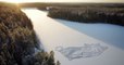 Un artiste finlandais réalise un magnifique portrait d’un renard sur un lac glacé
