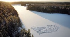 Un artiste finlandais réalise un magnifique portrait d’un renard sur un lac glacé