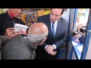 محافظ الدقهلية يسلم "عجوز التروسيكل" كشك  "ده تسخير ربنا"