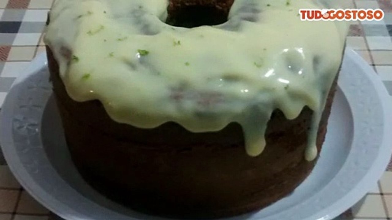 Bolo de iogurte com cobertura de leite condensado e limão