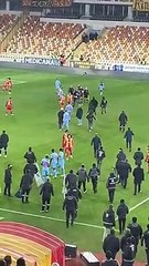 Yeni Malatyaspor-Kayserispor maçında olay! Başkan hakemlerin üzerine yürüdü