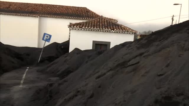 Las tareas de limpieza de ceniza avanzan en las zonas menos afectadas por los gases