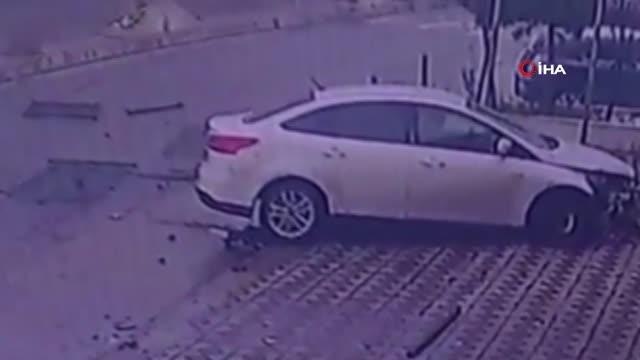 Kayganlaşan yolda direksiyon hakimiyetini kaybetti, okul bahçesine böyle girdi