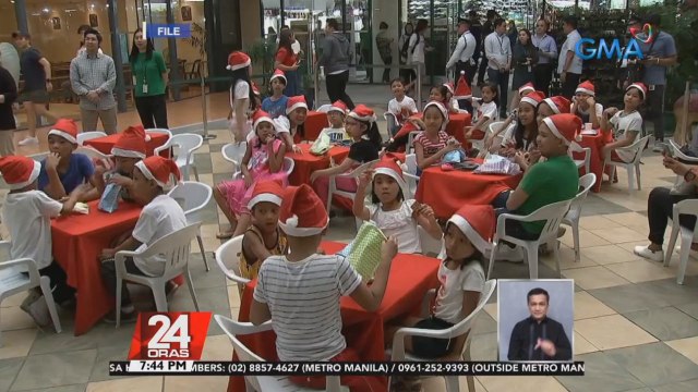 Mga ninong at ninang, kanya-kanyang diskarte para safe pa rin kontra COVID-19 ang pamamasko ng mga inaanak | 24 Oras
