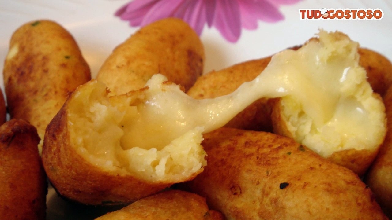 Bolinho de mandioca recheado com queijo