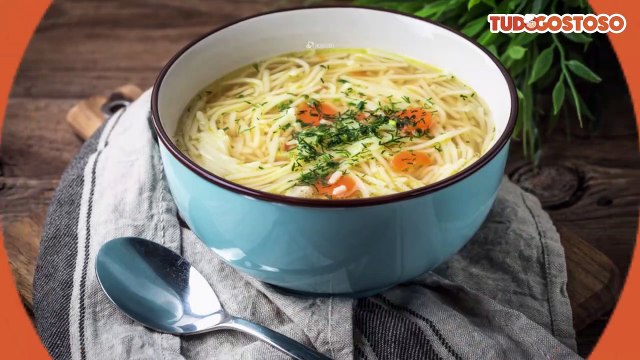 Sopa de frango com legumes e macarrão