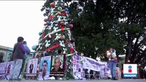 Mujeres de Oaxaca adornan árbol navideño con imágenes de padres irresponsables