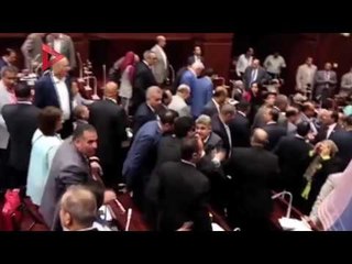 استمرار الاشتباكات لليوم الثالث داخل البرلمان خلال مناقشة اتفاقية "تيران وصنافير"