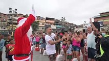 Rio: Papai Noel negro e distribuição de cestas básicas