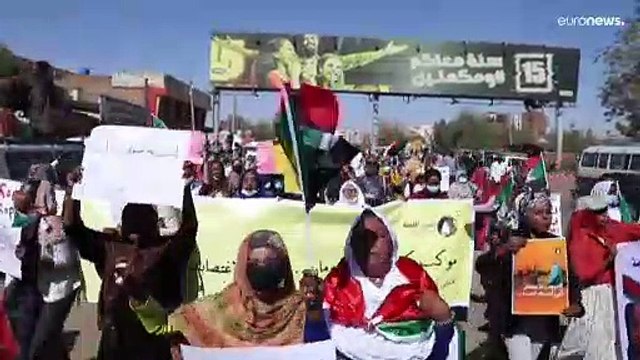 شاهد: السودانيات ينزلن إلى الشارع للتنديد بعمليات اغتصاب تعرضت لها متظاهرات