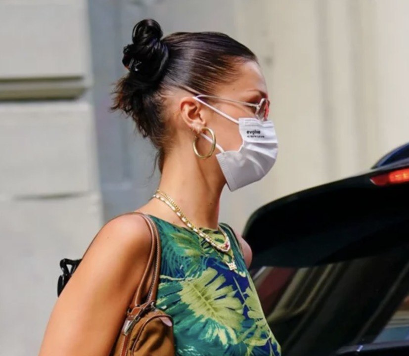 Everyone Is Ditching Their Hair Elastics for '90s Claw Clips