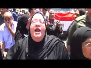 والدة شهيد في المنصورة  "إحنا معاك يا سيسي"