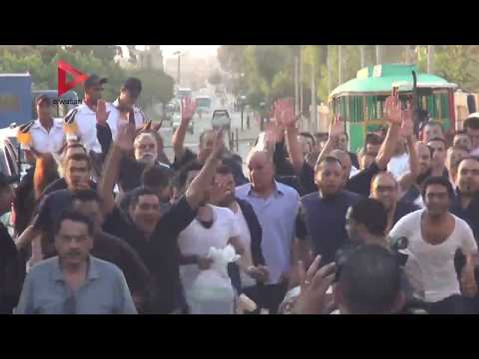 سجدة وتهليل وأحضان.. هكذا عبر المفرج عنهم عن فرحتهم