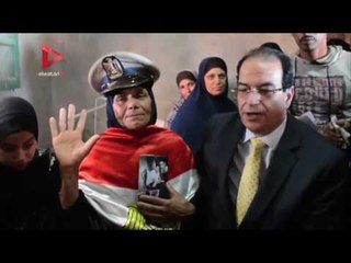 أم شهيد الجمالية ترتدي كاب القوات المسلحة وعلم مصر لاستقبال الشعراوي