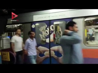 " مترو الجيزة" يقف في غير مكانه والركاب ينزلون على القضبان في الدقي