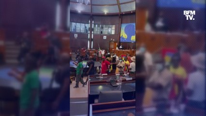 Guadeloupe: des manifestants anti-pass sanitaire s’introduisent de force dans l’hémicycle du Conseil régional