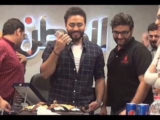 شاهد ماذا فعل تامر حسني مع معجبة به