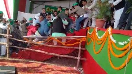 SP-RLD की संयुक्त रैली में भीड़ ने तोड़ी बैरिकेडिंग, धड़ाम से नीचे गिरे कई नेता और कार्यकर्ता