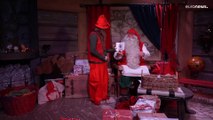 Pai Natal volta a receber visitas na Lapónia mas sem poder oferecer abraços